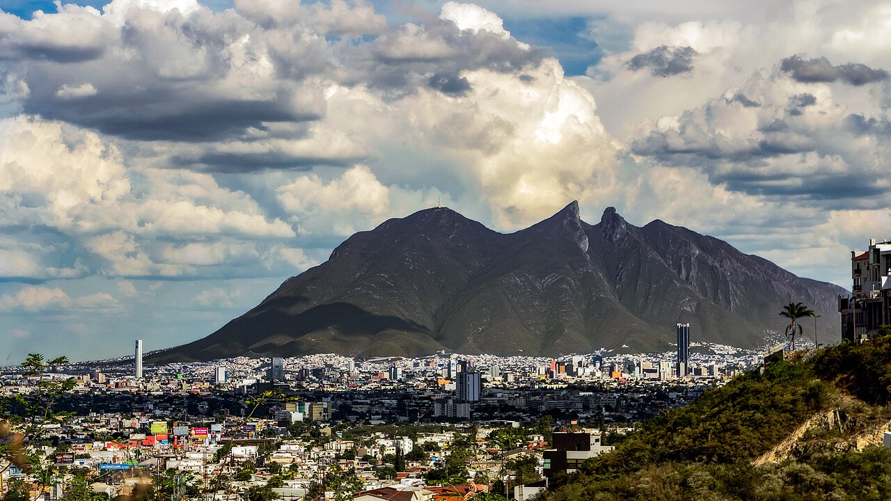 Panorámica de Monterrey con el Cerro de la Silla al fondo