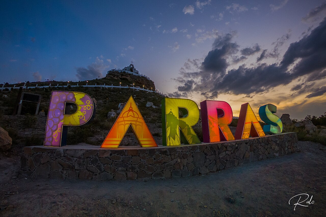 Letras de Parras y cerro del Santo Madero al atardecer