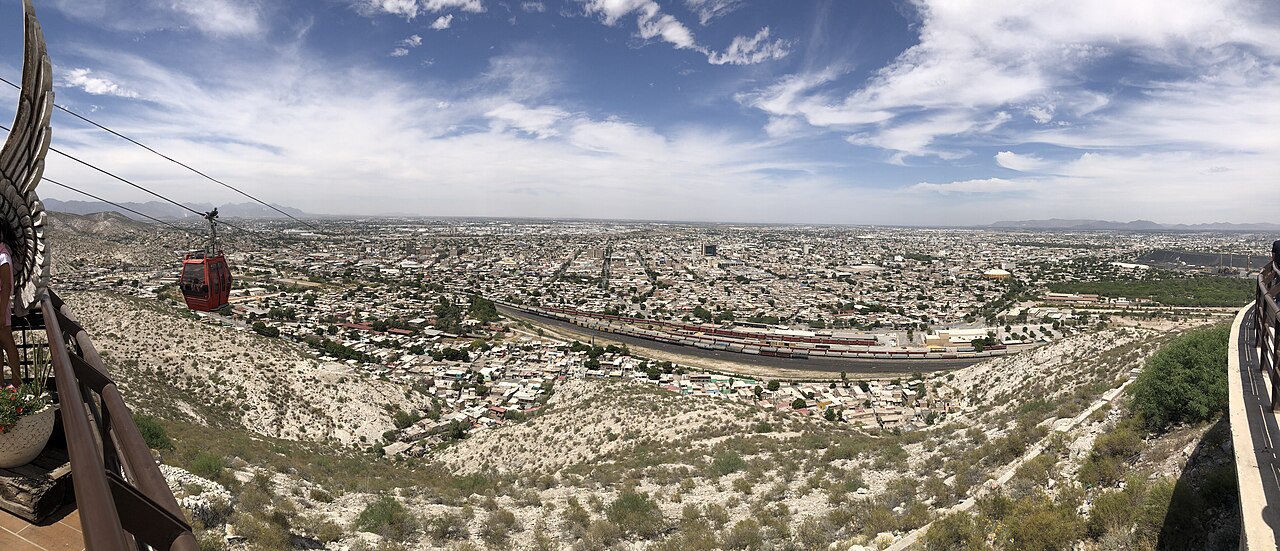 Vista panorámica de Torreón con el teleférico y la ciudad al fondo